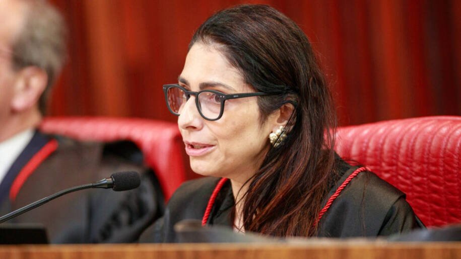 Ministra Estela Aranha do TSE proíbe uso da imagem de Bolsonaro em santinhos