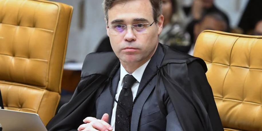 Ministro André Mendonça defende análise de diálogos de Vorcaro e Moraes no STF