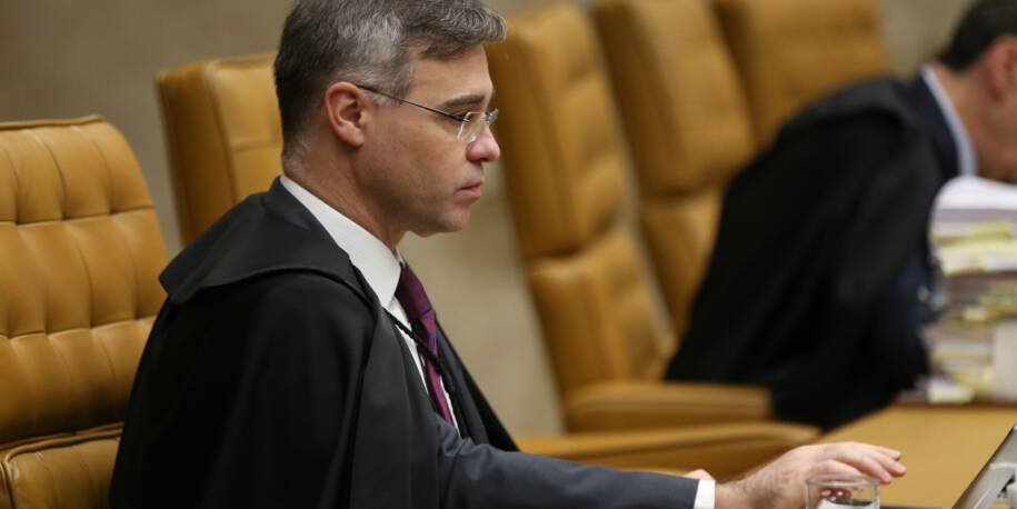 Ministro André Mendonça levanta sigilo de 39 processos e inclui Flávio Bolsonaro
