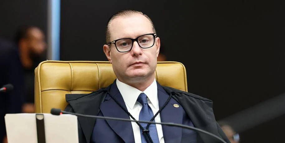 Ministro Cristiano Zanin cobra Anatel sobre internet nas eleições de 2026