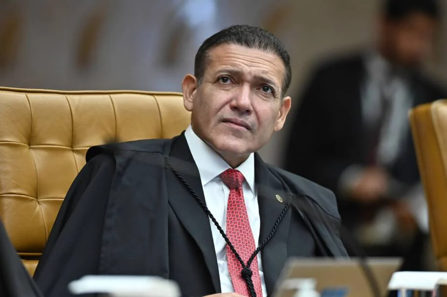 Ministro Nunes Marques determina exclusão de posts de Eduardo Bolsonaro sobre urnas