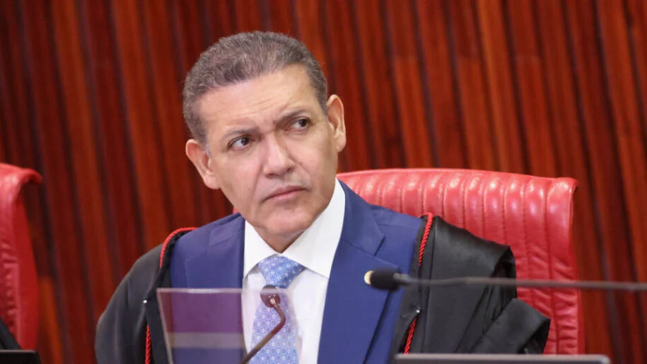 Ministro Nunes Marques determina que Eduardo Bolsonaro remova posts sobre urnas eletrônicas