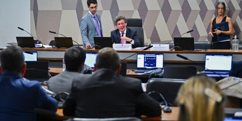 MP 1357/2026: Comissão adia votação e gera tensão sobre 'taxa das blusinhas'