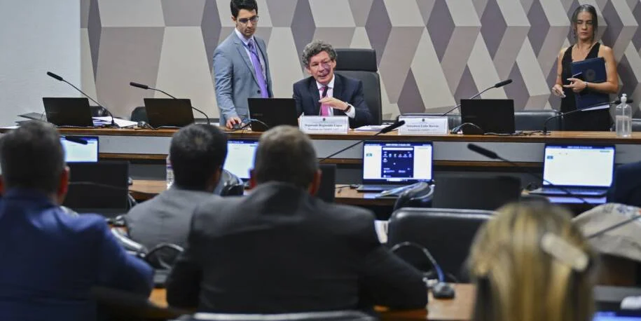MP 1357/2026: Comissão adia votação e gera tensão sobre ‘taxa das blusinhas’
