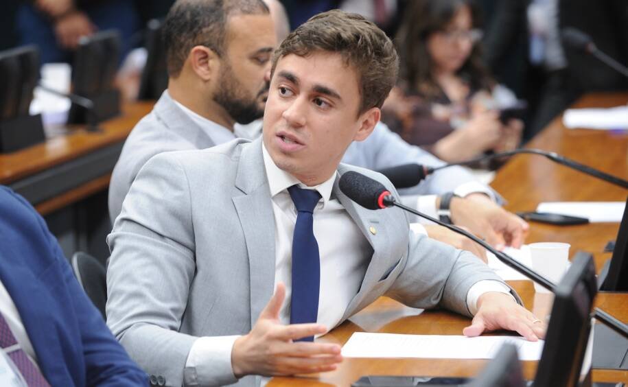 Nikolas Ferreira é atingido por ovos em Lagoa Santa após escândalo com a PF