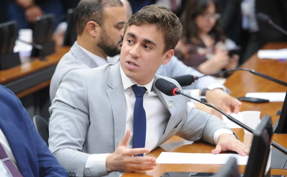 Nikolas Ferreira é atingido por ovos em Lagoa Santa após escândalo com a PF