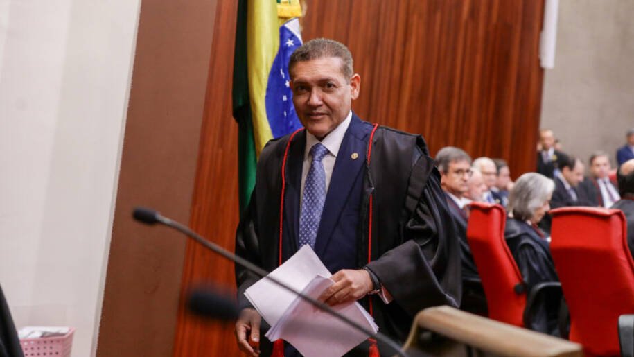 Nunes Marques determina censura a críticas ao PT e mantém live de Flávio Bolsonaro