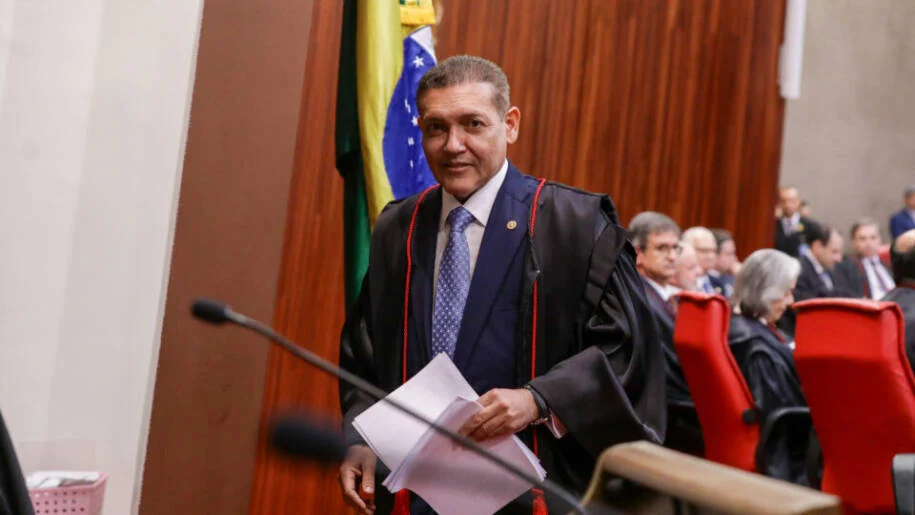 Nunes Marques determina censura a críticas ao PT e mantém live de Flávio Bolsonaro