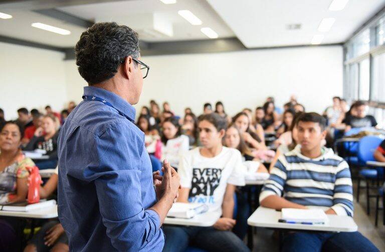 OCDE revela Brasil com avanços significativos na educação e redução de NEET