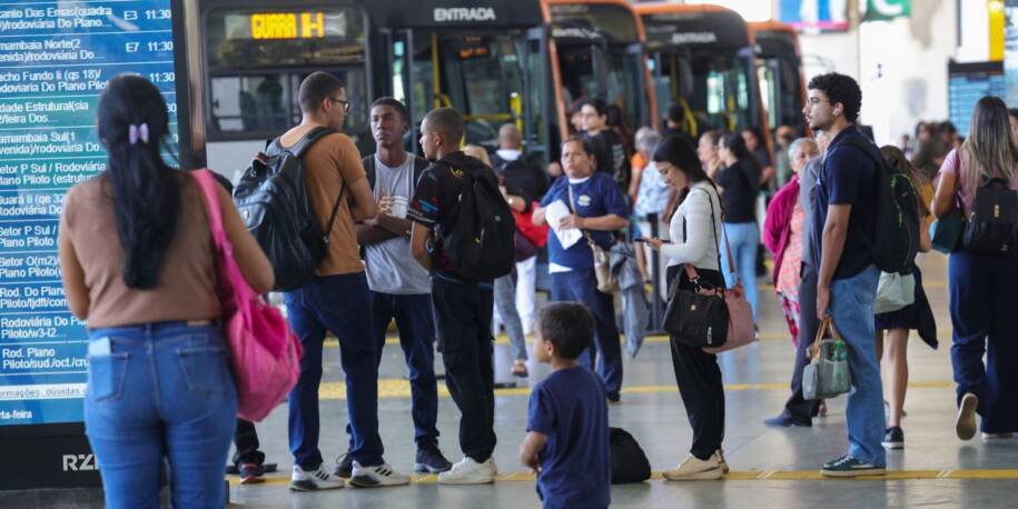 Pesquisa revela que 39% das mulheres no Brasil desistem de emprego por transporte
