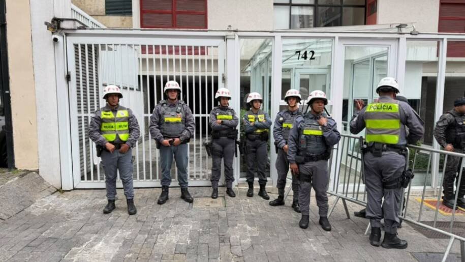 Polícia Militar usa gás lacrimogêneo contra manifestantes de esquerda em SP