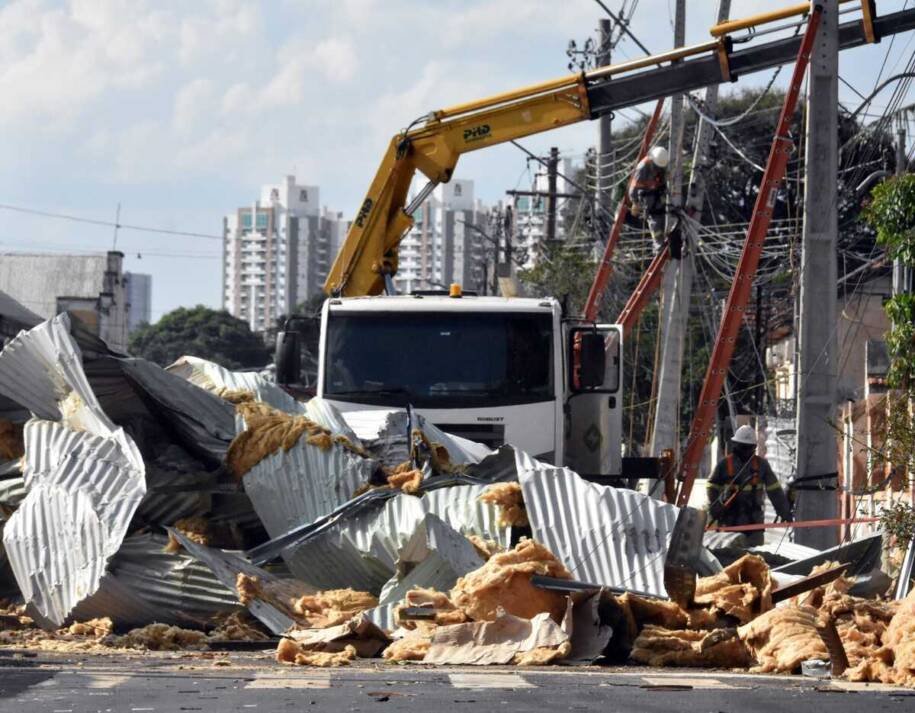 Prefeita Adriane Lopes decreta emergência após tempestade devastadora em Campo Grande