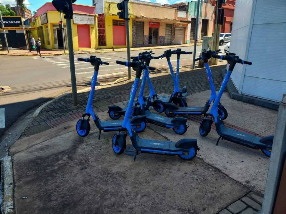 Prefeita Adriane Lopes sanciona lei que proíbe patinetes em calçadas e gera polêmica