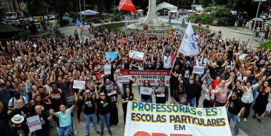 Professores do Sinpro-Rio fazem greve de 24 horas por reajuste salarial em protesto