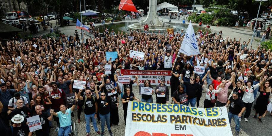 Professores do Sinpro-Rio fazem greve de 24 horas por reajuste salarial em protesto