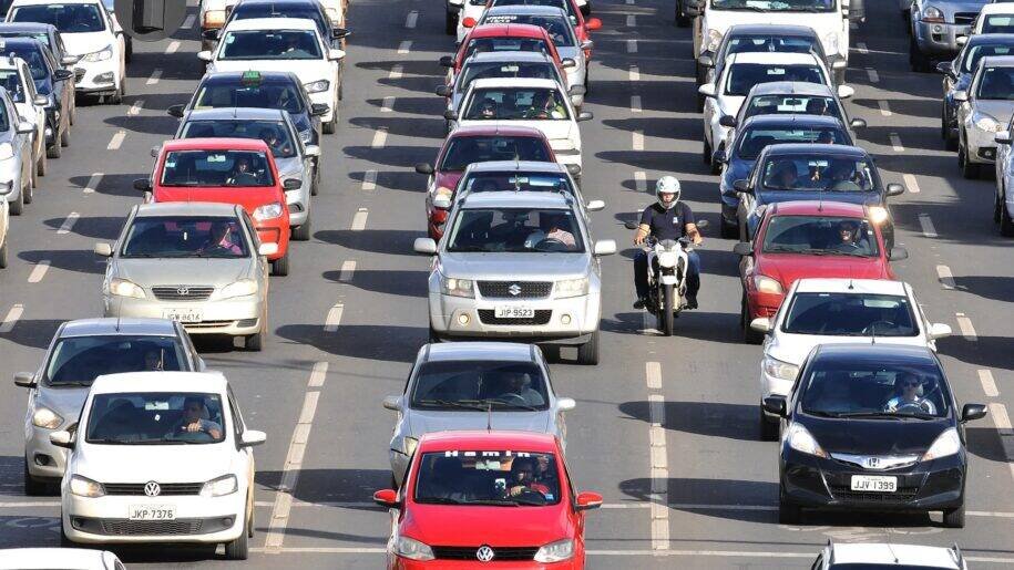 Proprietários enfrentam dificuldades para revender carros acima de R$ 100 mil no Brasil