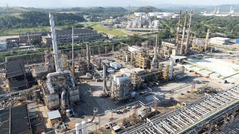 Refinaria Duque de Caxias inicia produção de biocombustíveis com selo internacional