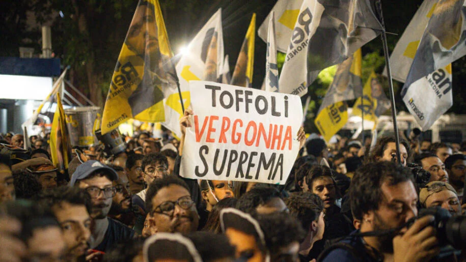 Renan Santos lidera protesto na Paulista exigindo impeachment de Toffoli e Moraes