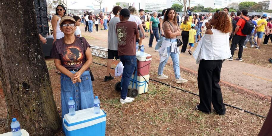 Renato Siqueira e outros ambulantes lutam por sustento no 7 de Setembro