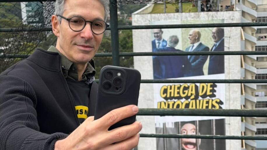 Romeu Zema exibe painel de Moraes preso e critica STF em ato na Paulista