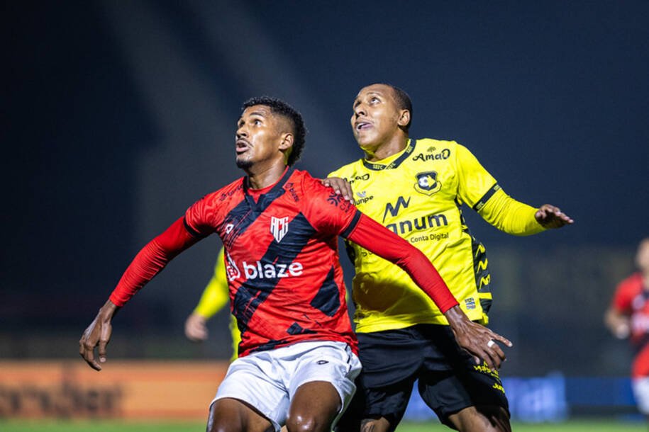 São Bernardo derruba Atlético Goianiense e acaba com invencibilidade em jogo tenso