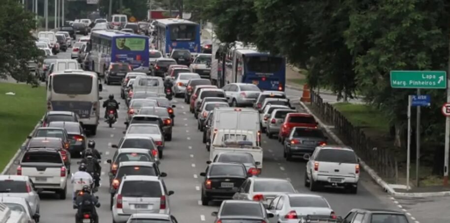 São Paulo e outras capitais adotam semáforos inteligentes e reduzem lentidão