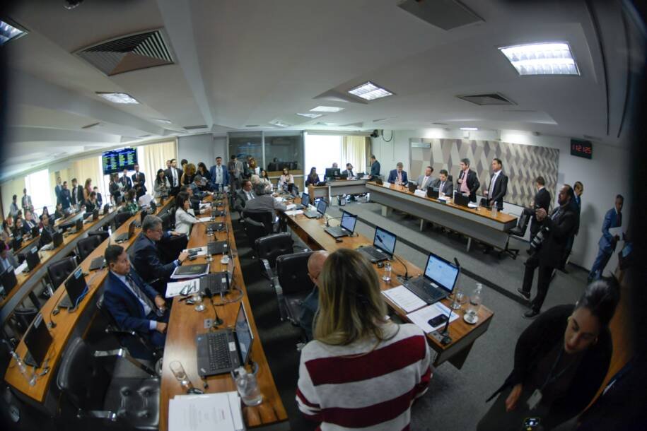 Senador Omar Aziz defende PEC que reduz jornada de trabalho e enfrenta oposição