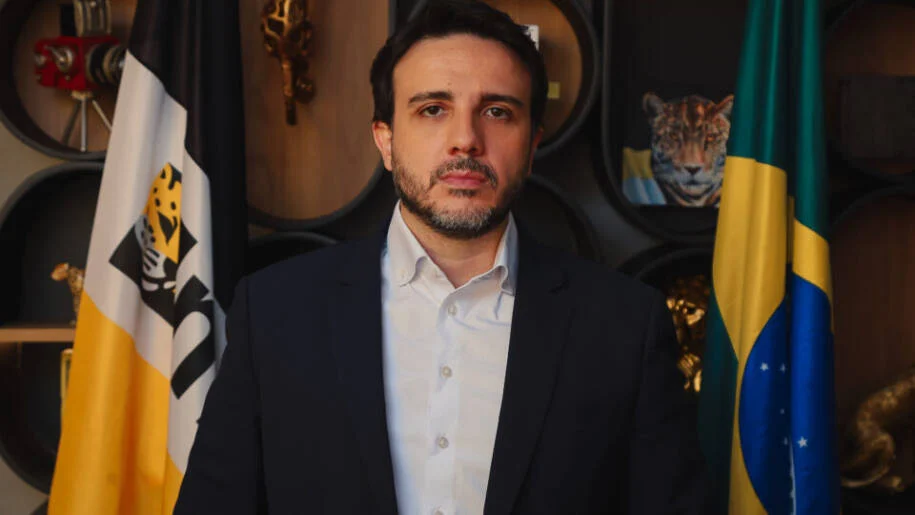 Toffoli proíbe Renan Santos de debater e gera revolta entre adversários