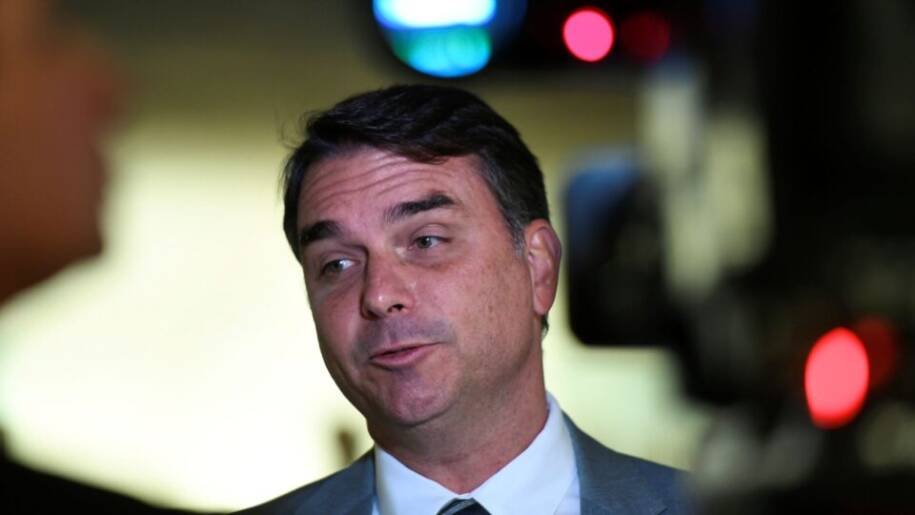 TRE-DF proíbe George Marques de publicar sobre Flávio Bolsonaro até 25/10