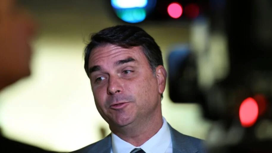 TRE-DF proíbe George Marques de publicar sobre Flávio Bolsonaro até 25/10