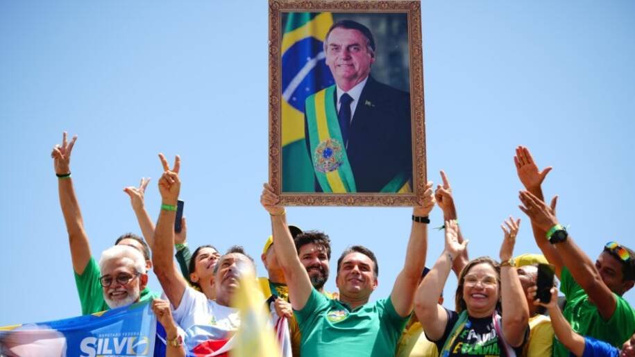 TRE-RJ apreende quadro de Jair Bolsonaro e Flávio reage em São Luís: 'Absurdo!'