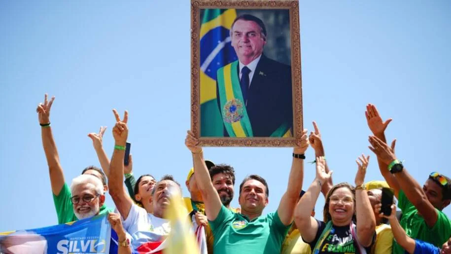 TRE-RJ apreende quadro de Jair Bolsonaro e Flávio reage em São Luís: ‘Absurdo!’