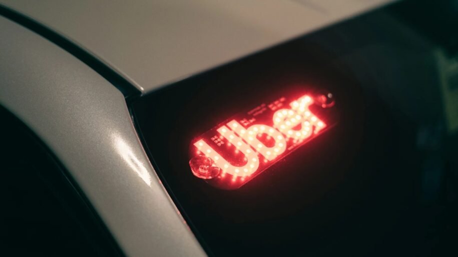 Uber anuncia mudanças e apresenta carros que podem ser usados em 2026