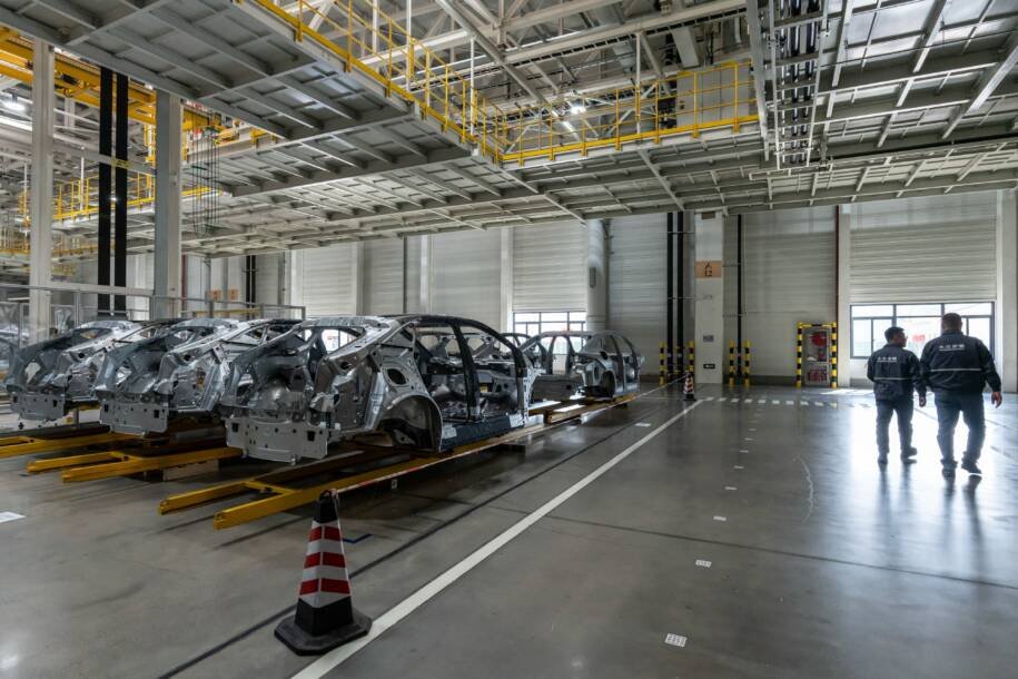 União Europeia pressiona Reino Unido a elevar tarifas sobre carros chineses