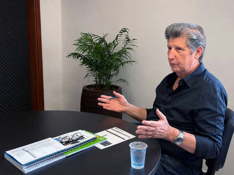 Walter Schlatter doa R$ 300 mil à campanha de Flávio Bolsonaro e gera polêmica