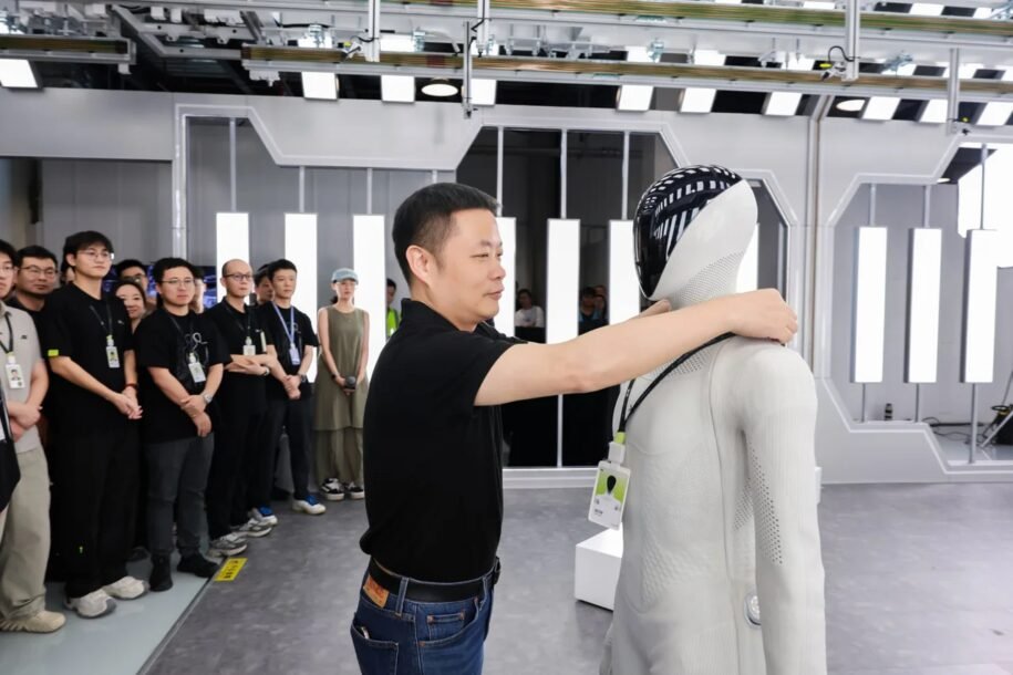 XPENG apresenta Iron, robô humanoide que dá primeiros passos e promete revolução