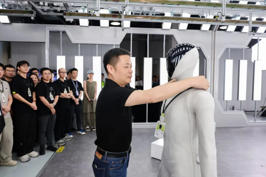 XPENG apresenta Iron, robô humanoide que dá primeiros passos e promete revolução