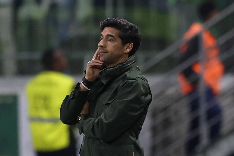 Abel Ferreira critica gramado do Santos após empate e pede regulamentação urgente