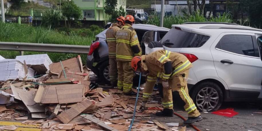 Acidente trágico na BR-393 em Barra do Piraí deixa cinco mortos e nove feridos
