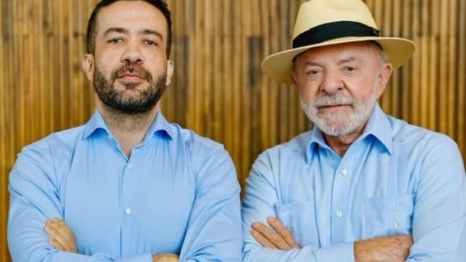 André Janones cria canal no WhatsApp e provoca ação de Flávio Bolsonaro no TSE