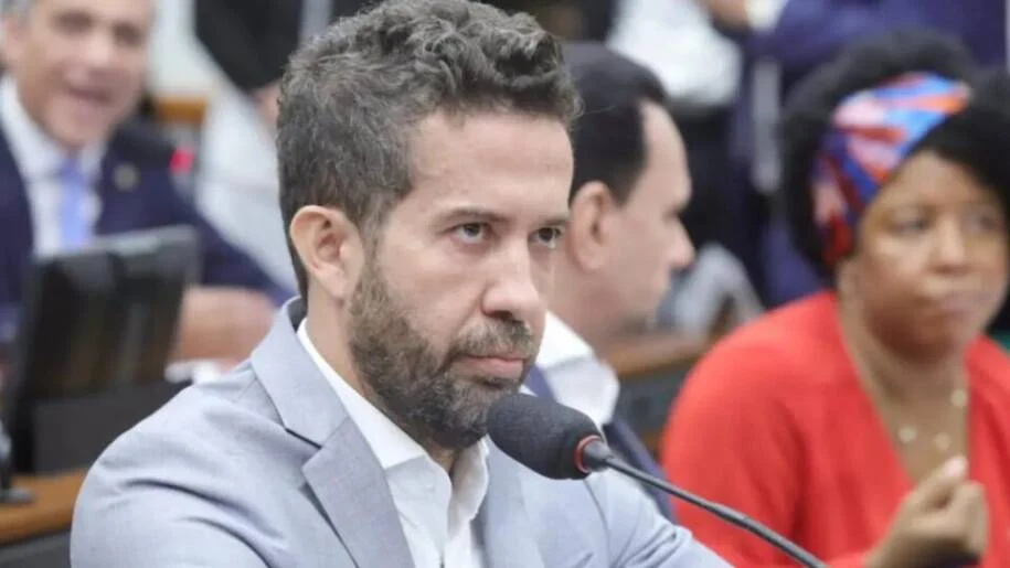 André Janones enfrenta TSE após mensagens apagadas no canal ‘Exército do Lula’
