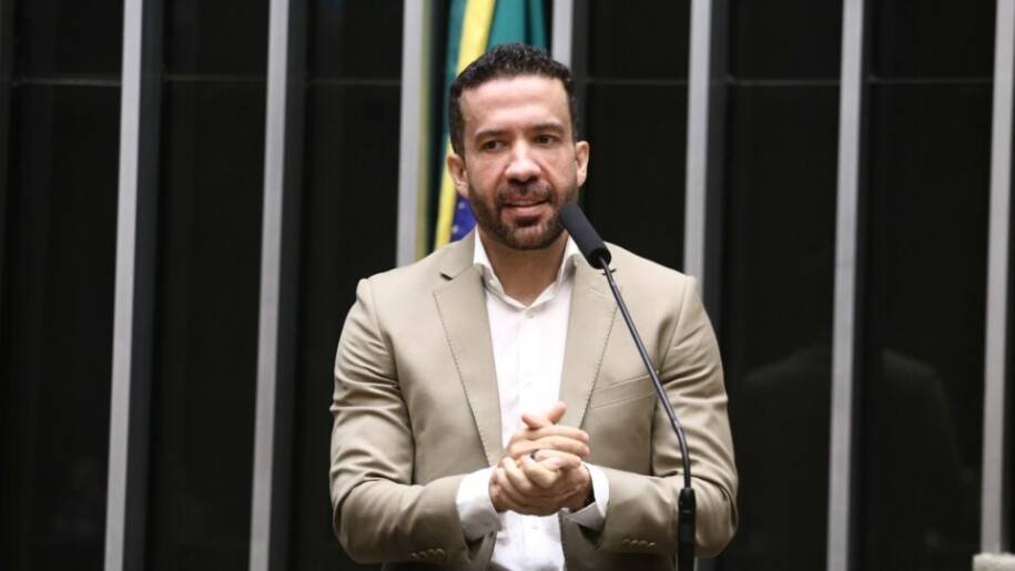 André Janones lança 'Exército do Lula' e defende fake news na campanha eleitoral