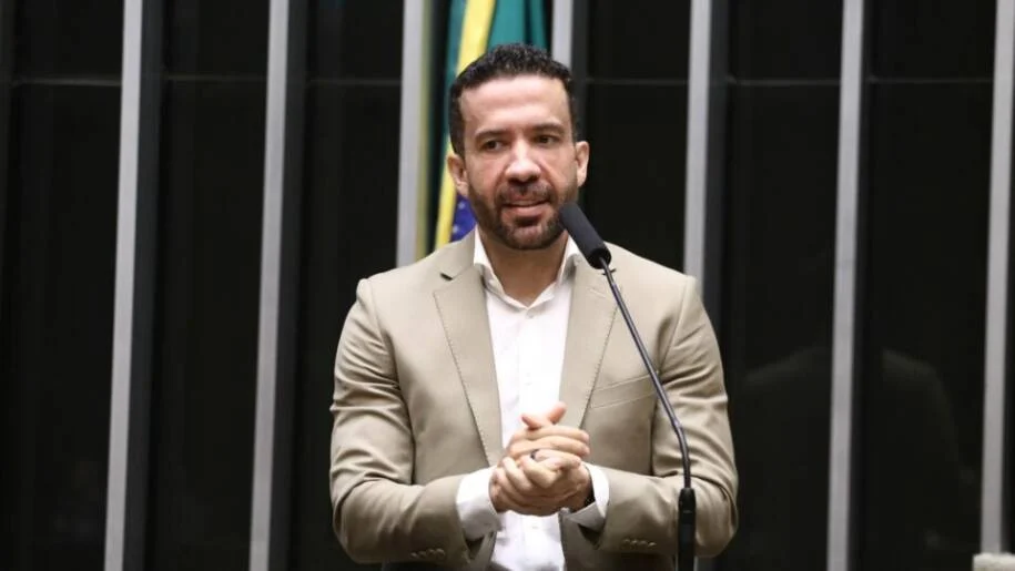 André Janones lança ‘Exército do Lula’ e defende fake news na campanha eleitoral