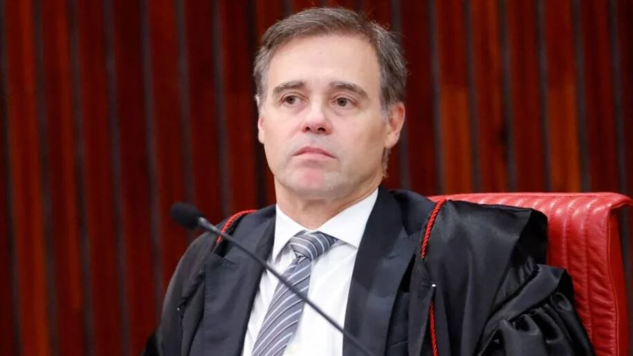 André Mendonça proíbe PT de anúncios e CUT deve apagar posts contra Flávio
