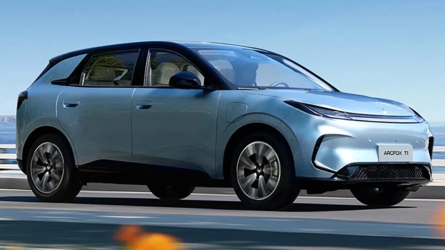 Arcfox T1 desafia BYD Dolphin com pré-venda e autonomia de 425 km no Brasil