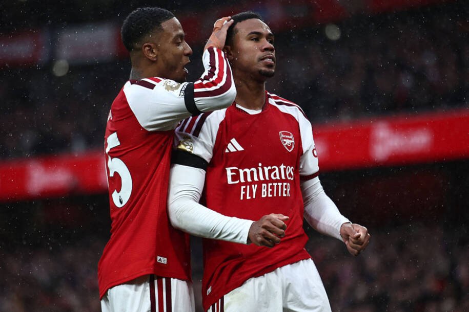 Arsenal vence Everton e empata com Manchester City na liderança da Premier League