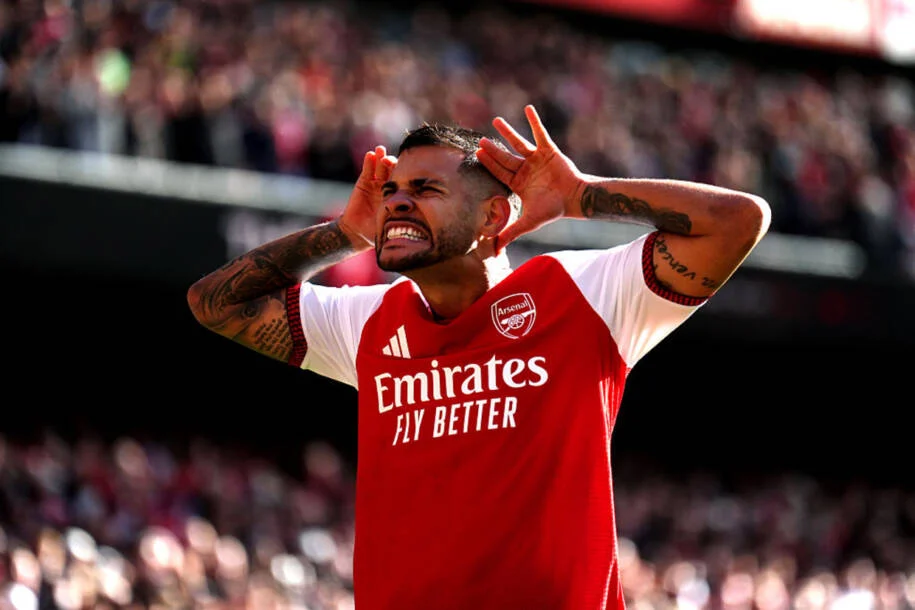 Arsenal vence Leeds United com virada emocionante e Bruno Guimarães brilha