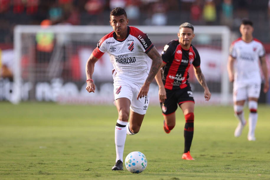 Athletico e Vitória empatam em 1 a 1 no Barradão e seguem em posições opostas