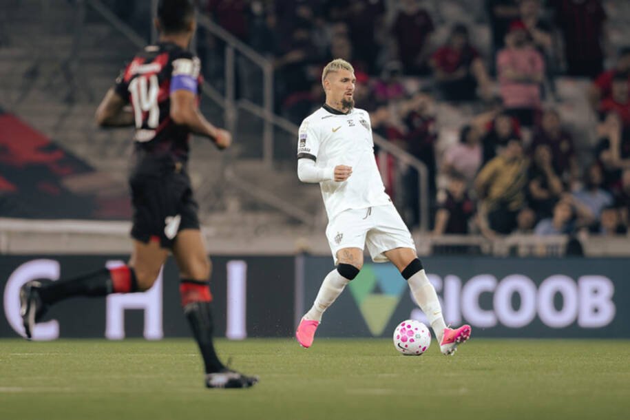 Athletico Paranaense e Atlético Mineiro empatam em 2 a 2 com gol de Lyanco no fim