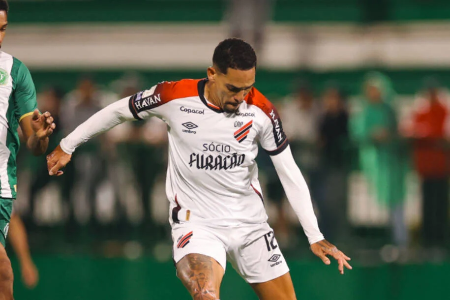 Athletico vence Chapecoense por 4 a 1 e reassume terceira posição no Brasileirão